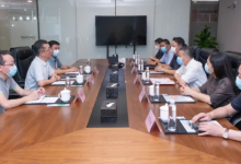 青浦区人大常委会副主任、区总工会主席高健为西虹桥企业华测导航公司颁授“全国五一劳动奖状-虹桥商务区写字楼网